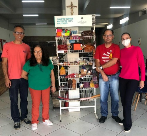 &lsquo;Allan Kardec&rsquo; leva produtos das Oficinas Inspira&ccedil;&atilde;o at&eacute; a comunidade em estante itinerante